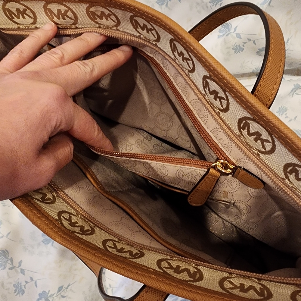 Michael Kors purse - Picture 8 of 9